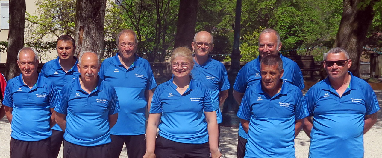 Coupe de France des clubs, en rouge et bleu, sous les tilleuls